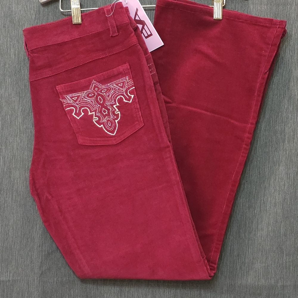 Beautiful corduroy Jeans In Burgundy Color - Picture 1 of 6